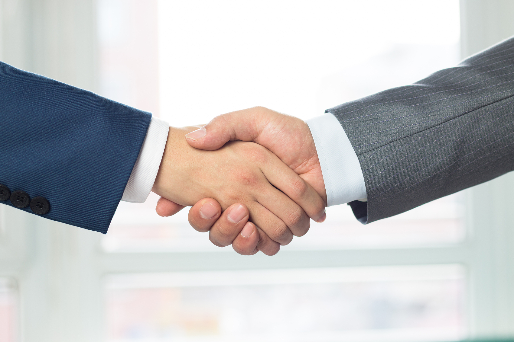商务人士握手.jpg